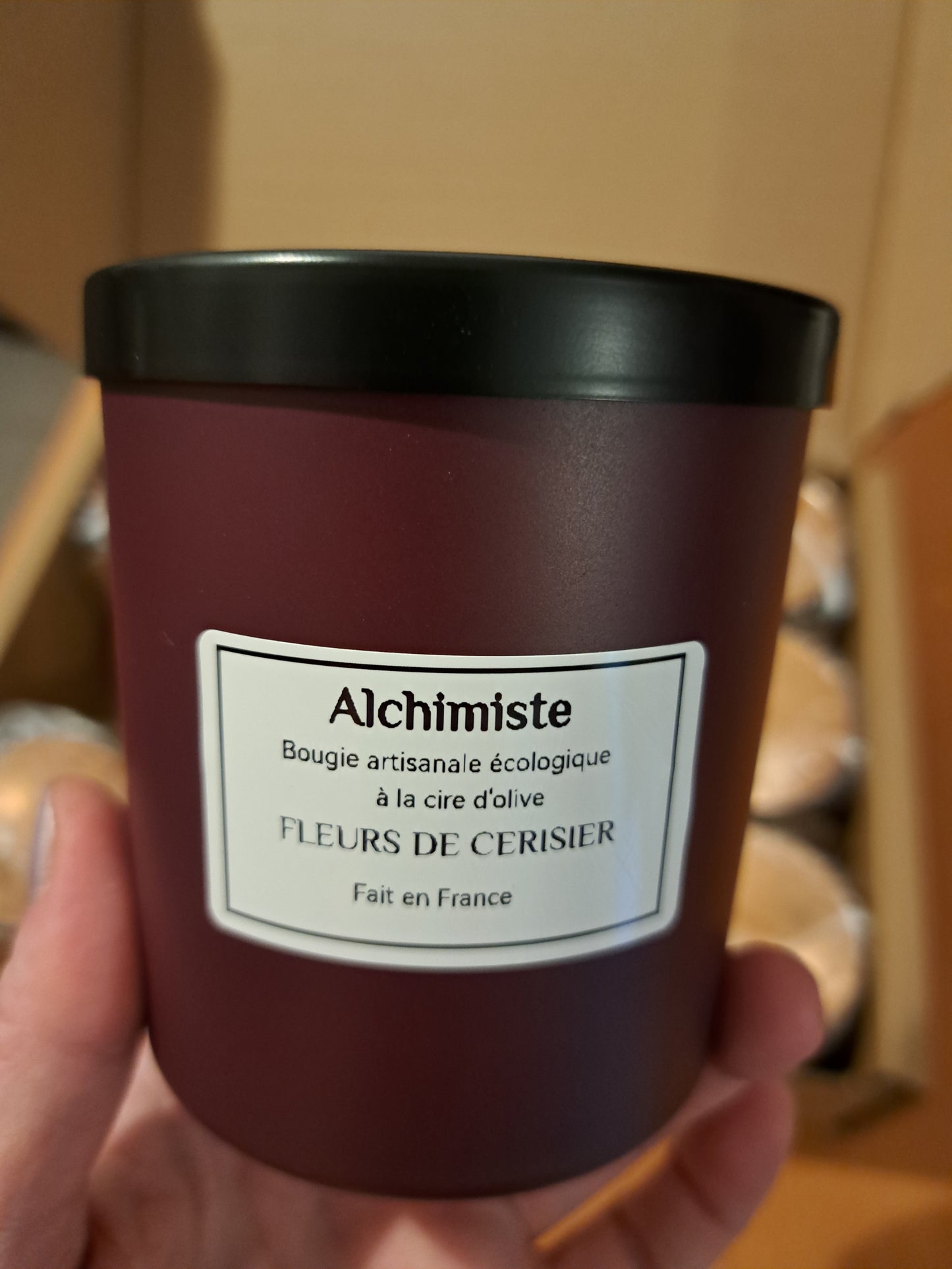 Bougie dans un grand contenant en verre de couleur bordeaux à la cire d'olive, 300 ml