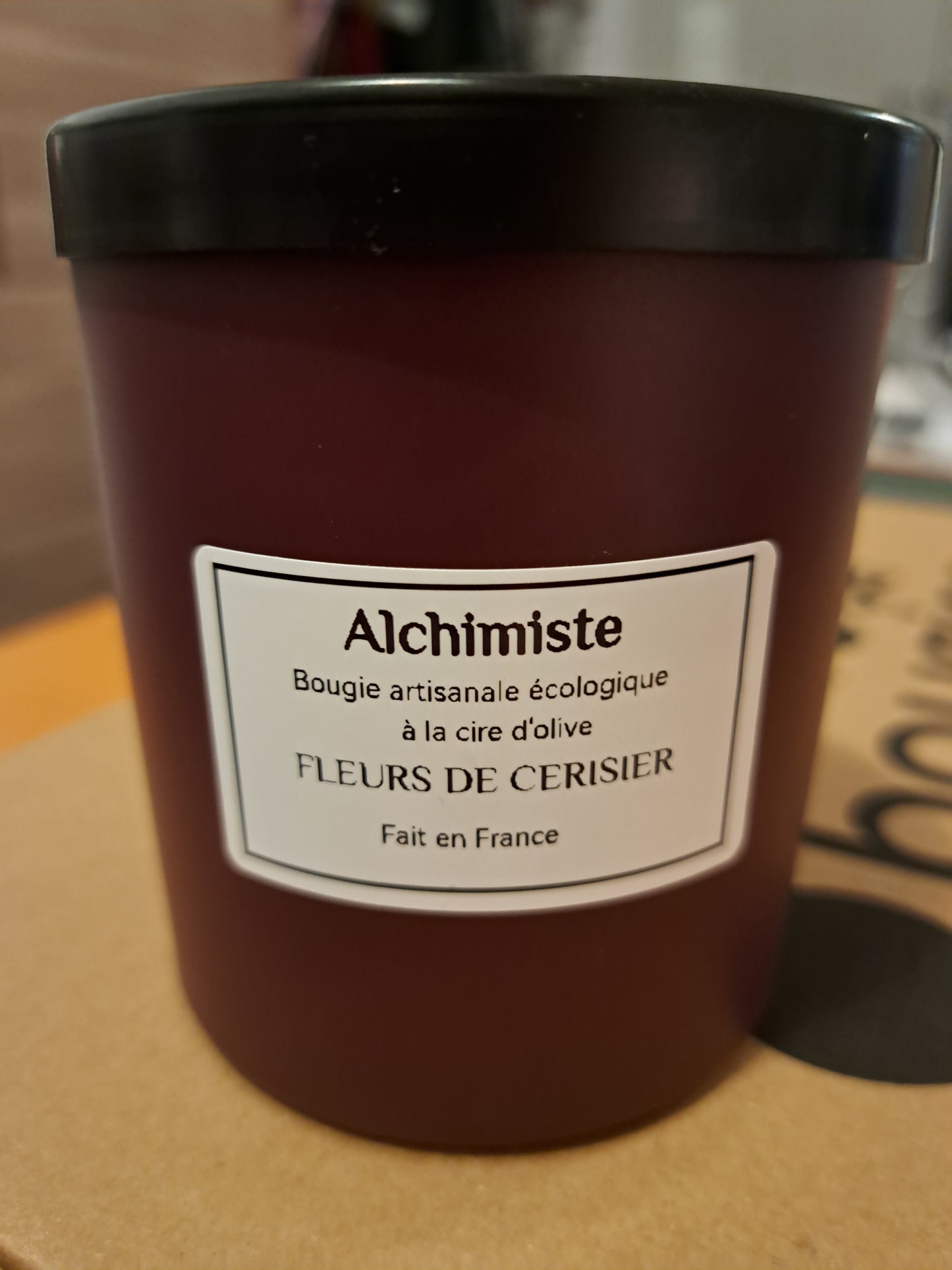 Bougie dans un grand contenant en verre de couleur bordeaux à la cire d'olive, 300 ml