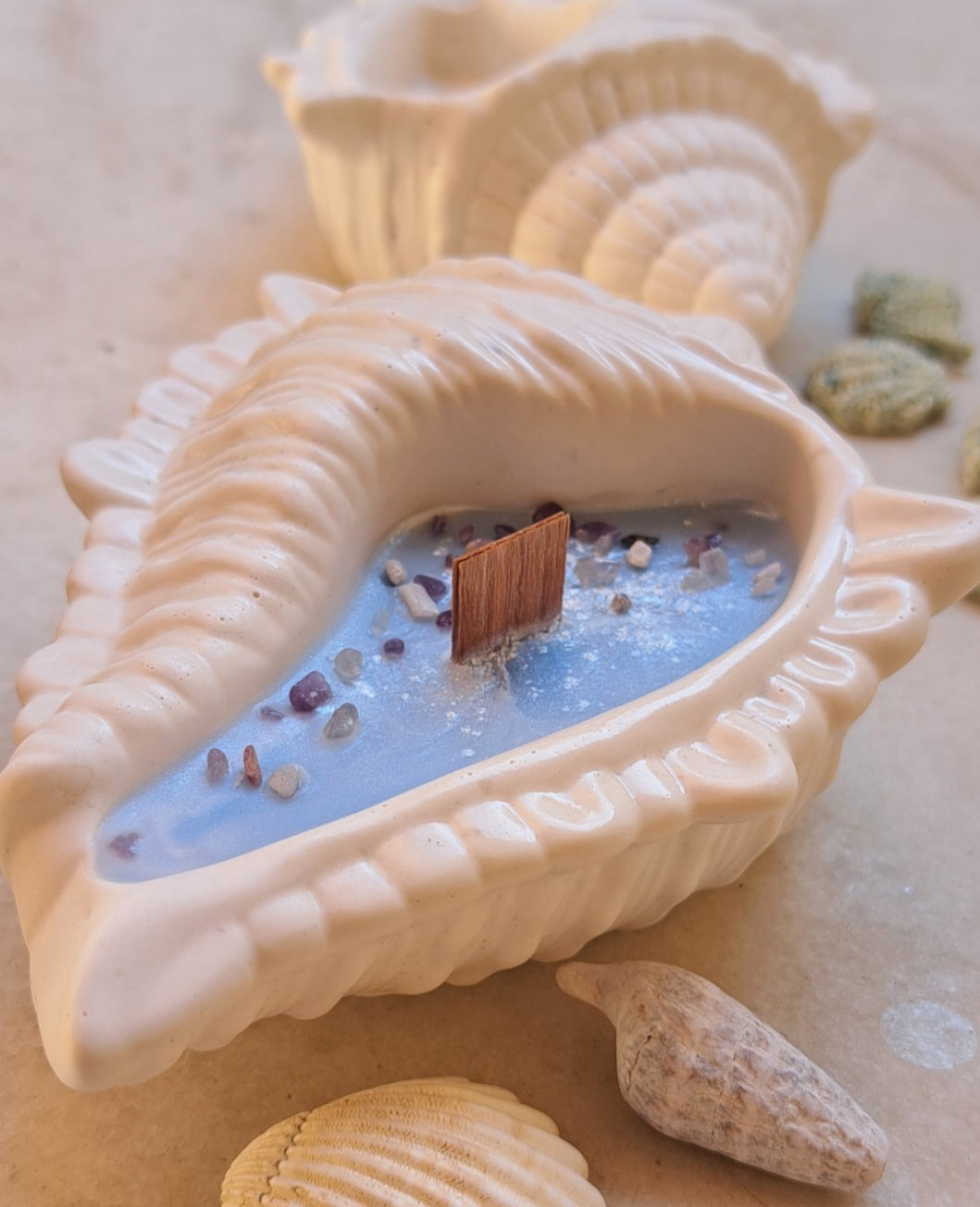 Bougie coulée "Grand coquillage" à la cire d'olive, avec fines pierres semi-précieuses