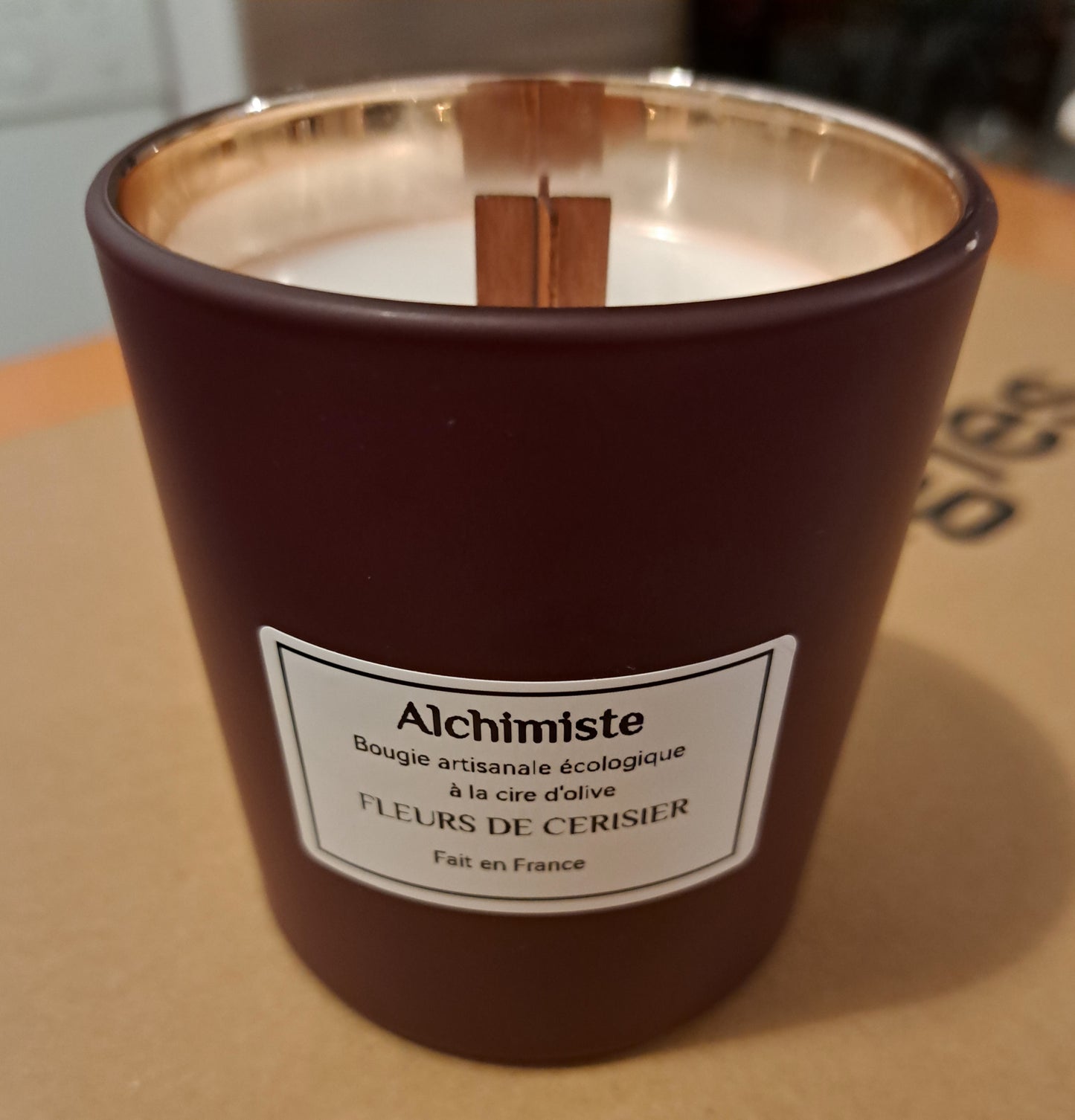 Bougie dans un grand contenant en verre de couleur bordeaux à la cire d'olive, 300 ml