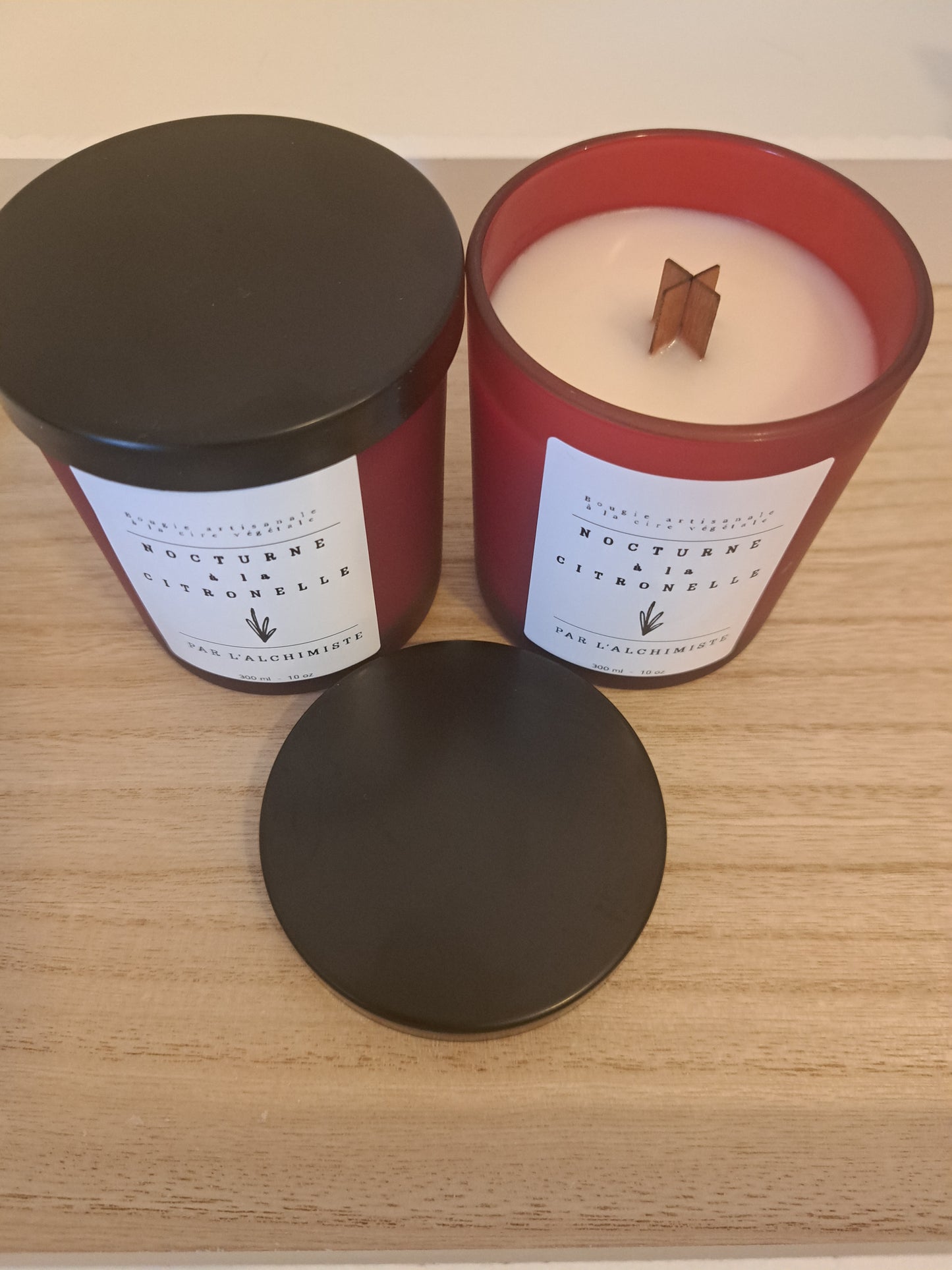 Bougie "Nocturne à la Citronnelle" coulée dans un grand contenant en verre de couleur rouge à la cire d'olive, 300 ml