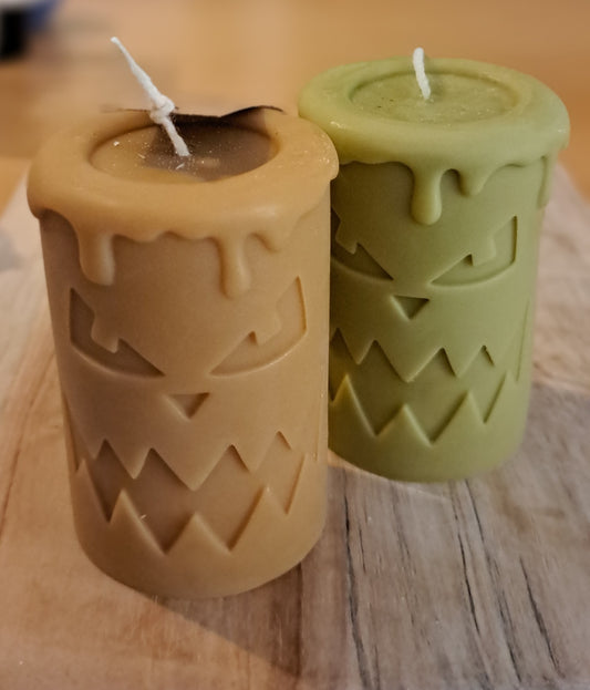 Bougie moulée en forme d'une bougie Halloween qui montre ses dents